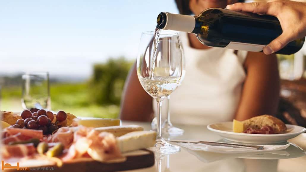 Tiêu chuẩn phục vụ rượu vang trắng trong nhà hàng khách 