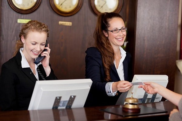 3 nguyên tắc cơ bản khi sử dụng điện thoại cho lễ tân khách sạn 