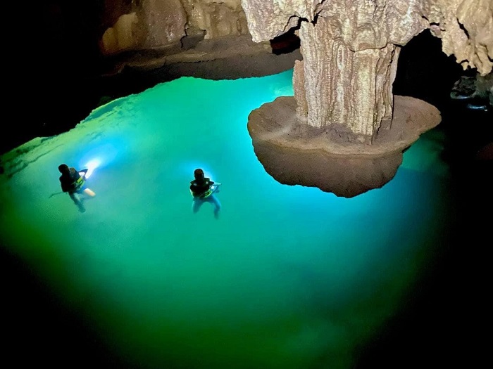 Độc lạ hồ nước Hang Thung nằm 'cheo leo' trong hang động