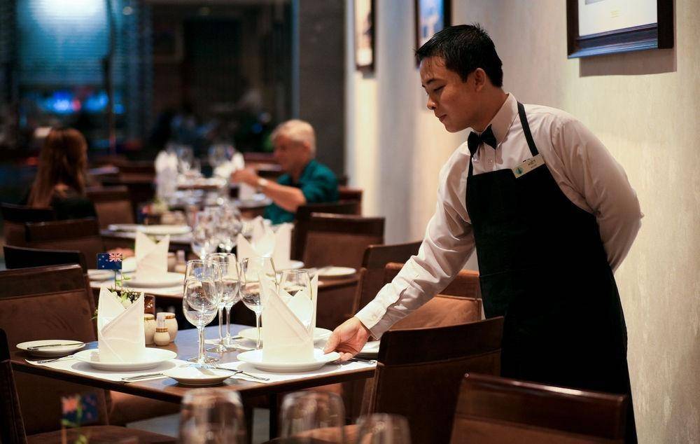 Bố trí nhân sự theo ca và phân công nhiệm vụ cụ thể của bộ phận nhà hàng