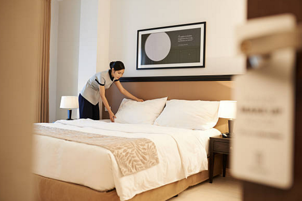 Housekeeping sẽ làm gì trong quy trình đổi phòng cho khách lưu trú?