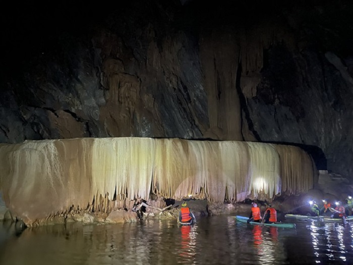 Vẻ đẹp siêu thực của hang Sơn Nữ vừa được phát hiện ở Quảng Bình